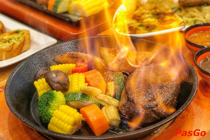 Thực đơn đa dạng và phong phú, bao gồm nhiều món ăn đặc trưng của châu Âu như Steak, pizza, pasta, salad và nhiều món khác