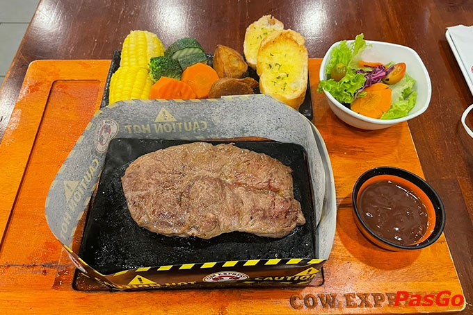 Beefsteak 100% từ Mỹ, pasta, salad và một ly vang đỏ nhẹ nhàng thêm chút chút men say sẽ là một trải nghiệm thú vị và ngọt ngào cho bạn