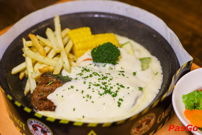 Tất cả các món ăn đều được chế biến từ những nguyên liệu tươi ngon, chất lượng cao, đảm bảo độ an toàn thực phẩm cho khách hàng