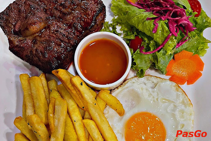 Tất cả các món ăn đều được chế biến từ những nguyên liệu tươi ngon, chất lượng cao, đảm bảo độ an toàn thực phẩm cho khách hàng