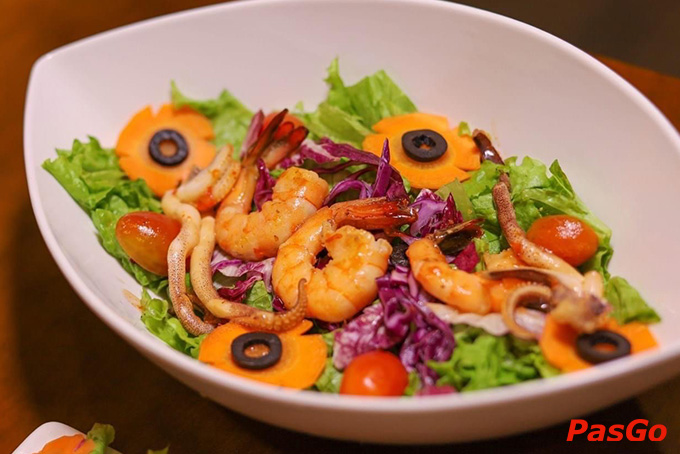 Nhà hàng cung cấp các loại rượu vang chất lượng, phù hợp để kết hợp với các món ăn chủ đạo của châu Âu