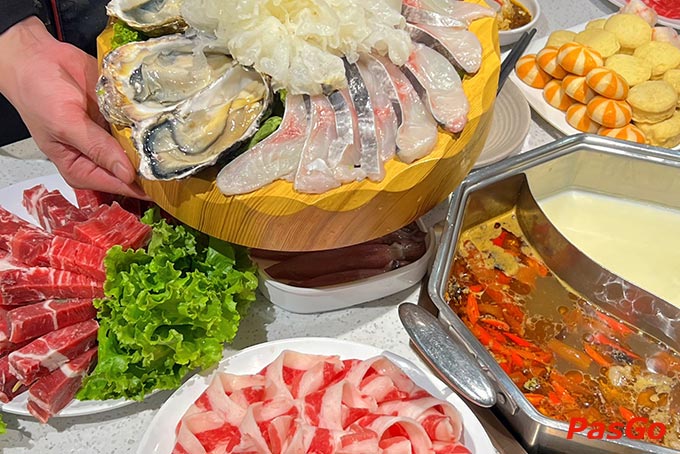 Dao Hua Trung Kính nổi bật với mô hình Buffet Lẩu chạy băng chuyền phong cách Đài Loan, với hơn 50 món nhúng hấp dẫn & 6 vị nước lẩu đặc sắc