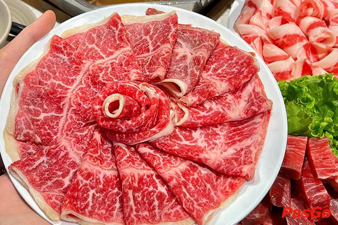 Đừng quên kết hợp cùng những món nhúng tươi ngon như: bắp bò, lõi vai bò, gầu bò, ba chỉ bò, Các loại hải sản đa dạng như Tôm sú lớn, mực, cá chép giòn, Các loại viên phong phú