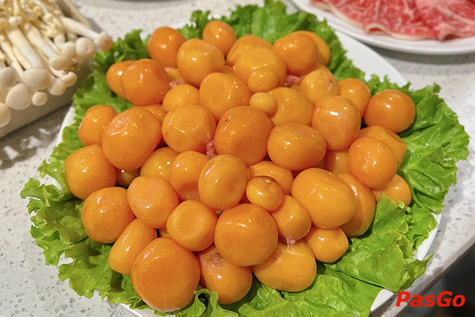 Đừng quên kết hợp cùng những món nhúng tươi ngon như: bắp bò, lõi vai bò, gầu bò, ba chỉ bò, Các loại hải sản đa dạng như Tôm sú lớn, mực, cá chép giòn, Các loại viên phong phú
