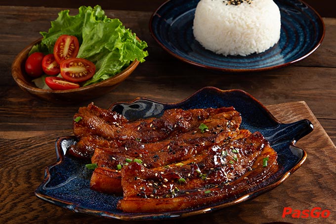 Với thực đơn đa dạng các món ăn của xứ sở Kimchi, bạn có thể thưởng thức hương vị chuẩn Hàn nhất tại Hà Nội