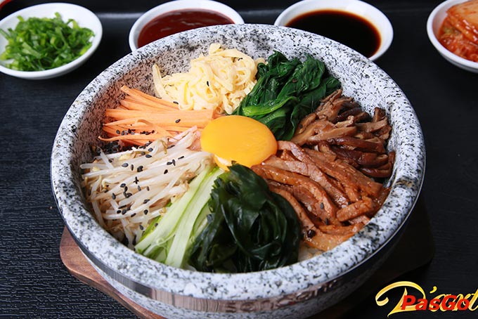 Với thực đơn đa dạng các món ăn của xứ sở Kimchi, bạn có thể thưởng thức hương vị chuẩn Hàn nhất tại Hà Nội