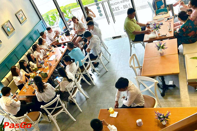 Bạn có thể trải nghiệm bữa tiệc ngoài trời với không gian cực chill, hoặc có thể đặt phòng riêng trong không gian tầng 2 của nhà hàng