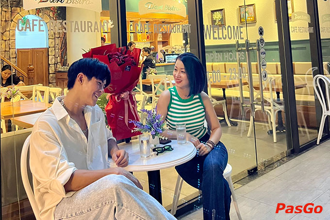 Bạn có thể trải nghiệm bữa tiệc ngoài trời với không gian cực chill, hoặc có thể đặt phòng riêng trong không gian tầng 2 của nhà hàng