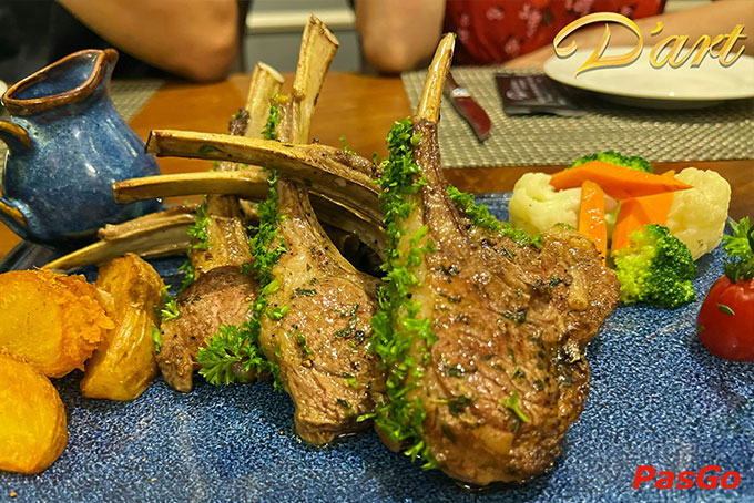 Từ những món Salad tươi xanh, cho đến Steak hảo hạng hay những món sườn nướng đậm vị, D’art đều cho thực khách những trải nghiệm như đang ở trời Âu