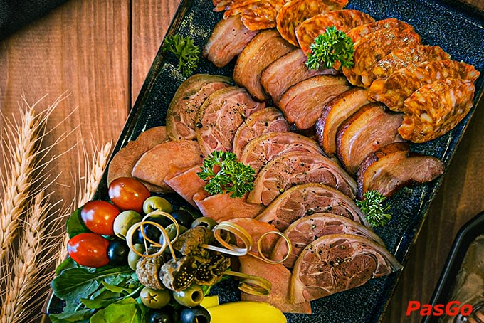 Thưởng thức những phần steak mềm mọng, salad tươi xanh hay pasta thơm đậm vị