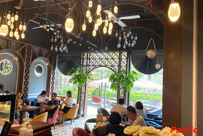 Thưởng thức món Âu chuẩn vị hay món Á thơm ngon trong không gian sang trọng, âm nhạc du dương chill chill