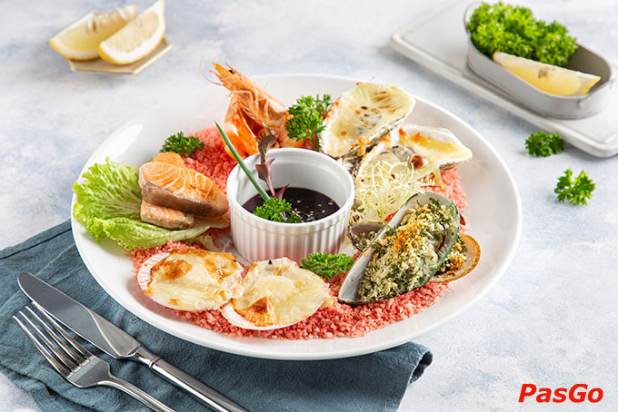 Thưởng thức những phần steak mềm mọng, salad tươi xanh hay pasta thơm đậm vị