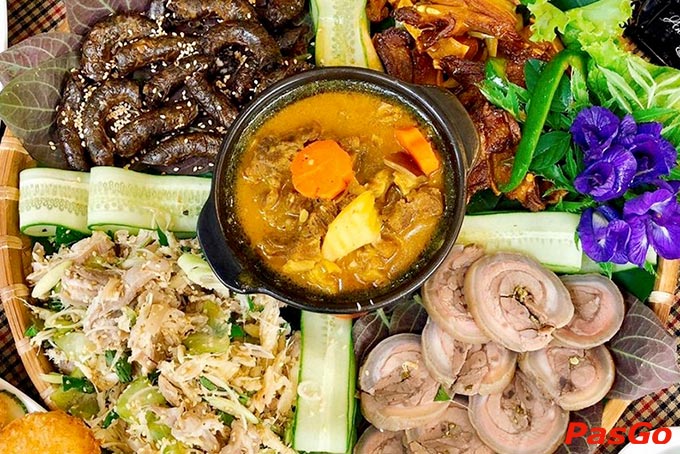 Dưới đôi bàn tay khéo léo và giàu kinh nghiệm của đầu bếp đã làm nên món dê ngon mê mẩn nhiều thực khách