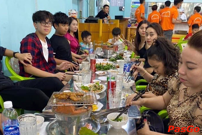 Không gian Dê Phố Sài Gòn rộng rãi, thoáng mát phù hợp cả với những buổi tụ tập nhóm, liên hoan và cả gia đình quay quần.