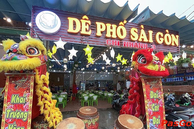 Không gian Dê Phố Sài Gòn thoáng mát, rộng rãi kết hợp với nhân viên phục vụ nhiệt tình, chu đáo, sẵn sàng hỗ trợ khi khách hàng có yêu cầu