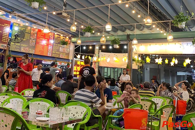 Không gian Dê Phố Sài Gòn rộng rãi, thoáng mát phù hợp cả với những buổi tụ tập nhóm, liên hoan và cả gia đình quay quần