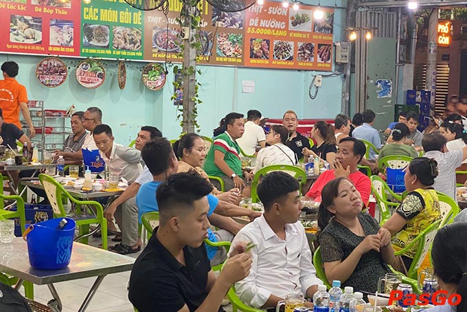 Không gian Dê Phố Sài Gòn rộng rãi, thoáng mát phù hợp cả với những buổi tụ tập nhóm, liên hoan và cả gia đình quay quần