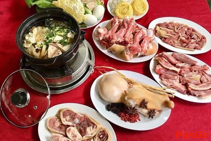 Dê ở đây được quán lựa chọn kĩ lưỡng và lấy từ gốc dê Ninh Thuận, mổ tươi mới mỗi ngày, quán cam kết dê tươi 100%