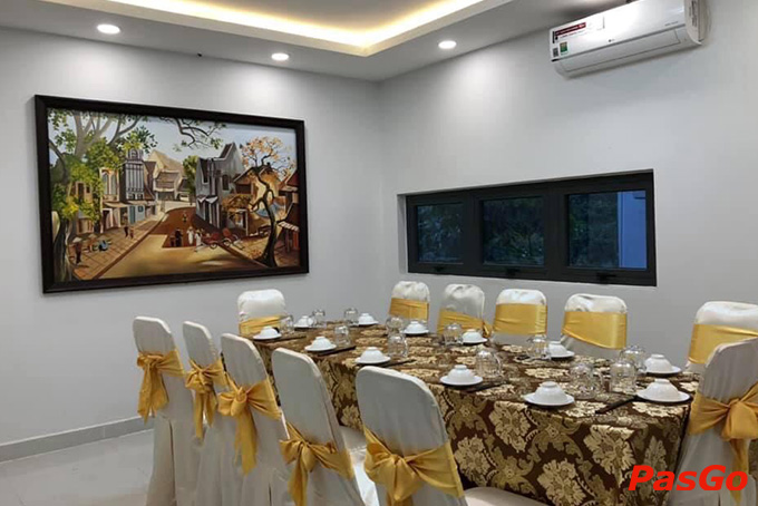 Nhà hàng có không gian khá lớn, phù hợp cho những buổi tiệc gia đình, gặp gỡ đối tác, bạn bè, hay những dịp sinh nhật