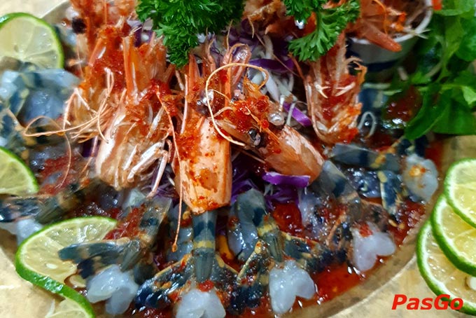 Để làm nên những món ăn độc đáo, đầu bếp ở đây luôn phải dày công tẩm ướp cầu kỳ, thấm vị từ ngoài vào trong theo công thức đặc trưng gia truyền cho món ăn ngon đúng điệu