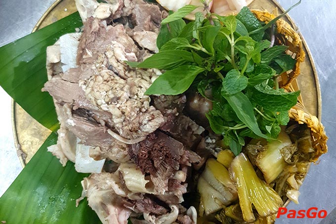 Để làm nên những món ăn độc đáo, đầu bếp ở đây luôn phải dày công tẩm ướp cầu kỳ, thấm vị từ ngoài vào trong theo công thức đặc trưng gia truyền cho món ăn ngon đúng điệu