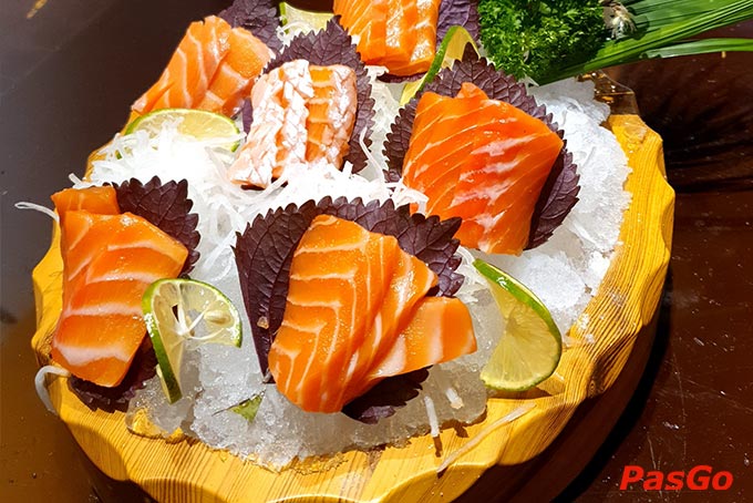 Để làm nên những món ăn độc đáo, đầu bếp ở đây luôn phải dày công tẩm ướp cầu kỳ, thấm vị từ ngoài vào trong theo công thức đặc trưng gia truyền cho món ăn ngon đúng điệu