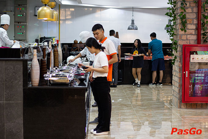 Đến D'Maris, bạn như được bước vào thiên đường ẩm thực tràn ngập hương sắc với hơn 250 món ăn độc đáo đến từ khắp nơi trên thế giới