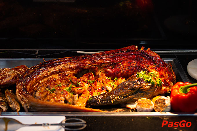 Thưởng thức hàng trăm món ăn hấp dẫn như hải sản tươi ngon, sashimi thanh mát, beefsteak mềm ngọt, hay salad bổ dưỡng