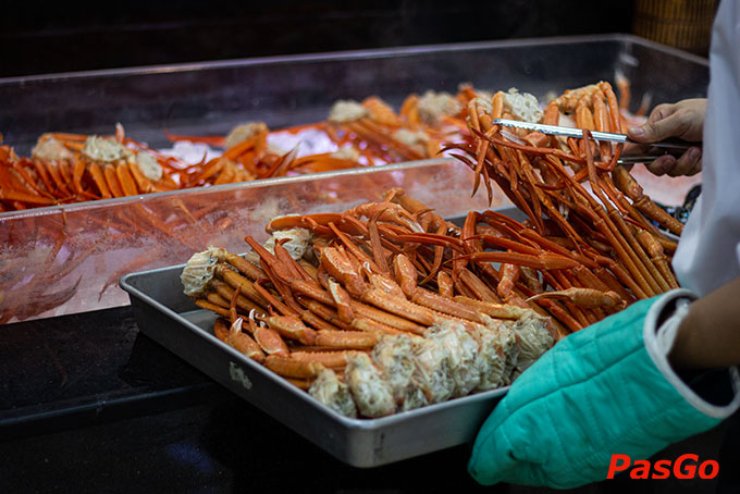 Thưởng thức hàng trăm món ăn hấp dẫn như hải sản tươi ngon, sashimi thanh mát, beefsteak mềm ngọt, hay salad bổ dưỡng