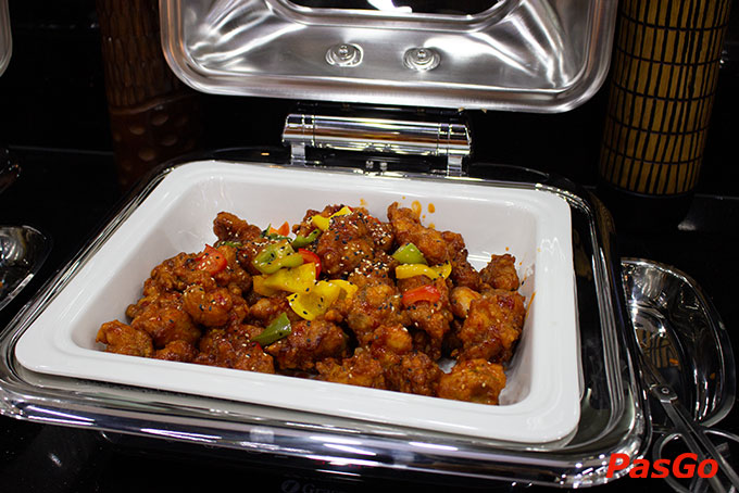 Thưởng thức hàng trăm món ăn hấp dẫn như hải sản tươi ngon, sashimi thanh mát, beefsteak mềm ngọt, hay salad bổ dưỡng