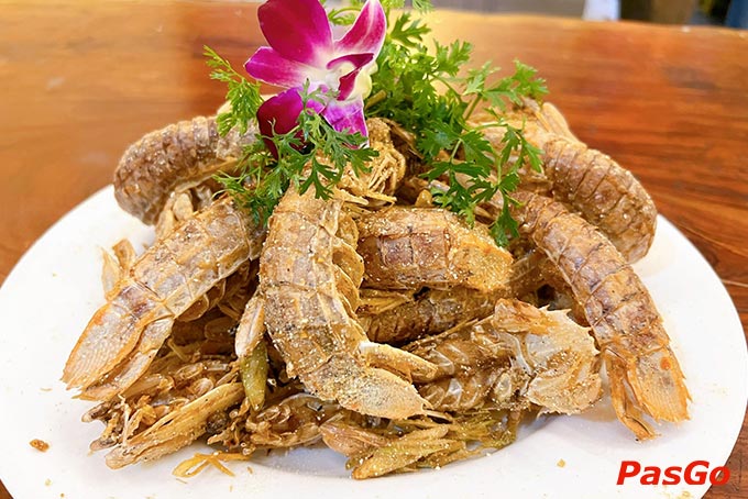 Mỗi món ăn đều được thực hiện dưới đôi bàn tay tài hoa của những người đầu bếp lâu năm tại nhà hàng