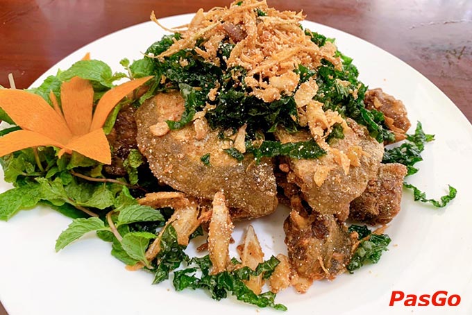 Mỗi món ăn đều được thực hiện dưới đôi bàn tay tài hoa của những người đầu bếp lâu năm tại nhà hàng