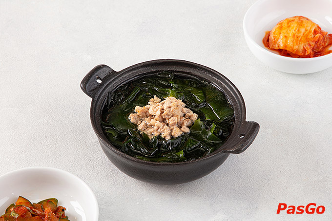 Từ các món thịt nướng thơm ngon ẩm mướt đến quầy panchan cực kỳ đa dạng được chế biến vô cùng chỉn chu, mang trọn hương vị cùng tình cảm của các đầu bếp Dong Gogi gửi đến quý khách hàng