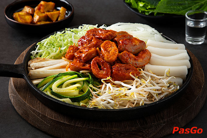 Ở Dong Gogi Gobchang Golden Palace có bò mềm, có heo ngon, có panchan ăn kèm chẳng thấy ngán cùng nước chấm Hàn Quốc chuẩn vị