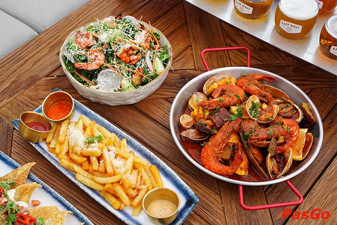 Tận hưởng làn gió biển tại East West Đà Nẵng cùng chầu hải sản tươi ngon, với ly bia thủ công thì không còn gì bằng