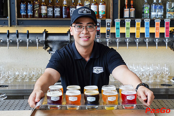 Không gian sang trọng ngay từ mặt tiền của nhà hàng East West Brewing Co. Võ Nguyên Giáp