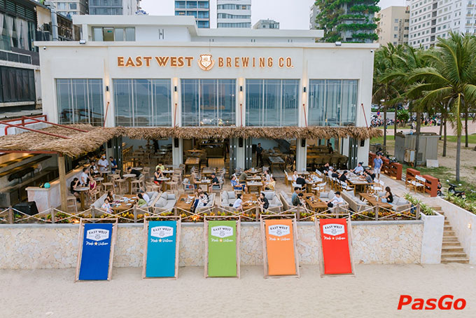 Không gian sang trọng ngay từ mặt tiền của nhà hàng East West Brewing Co. Võ Nguyên Giáp