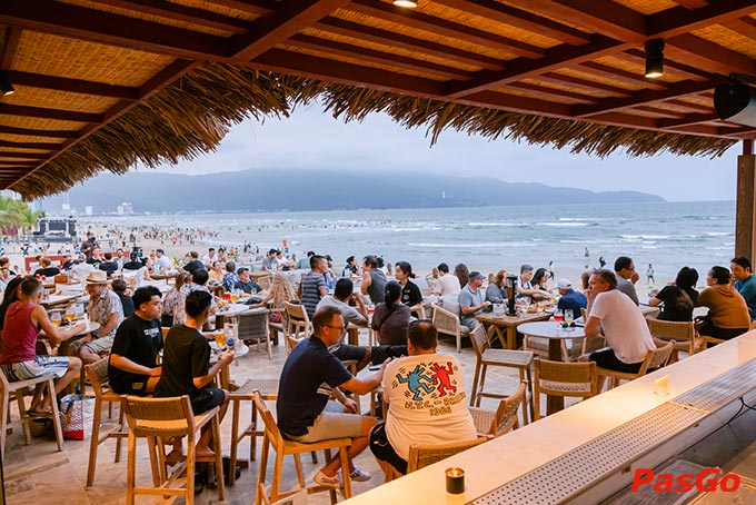 Nhắm mắt tưởng tượng ngồi sát bờ biển, trên tay một ly bia thủ công thơm ngon, nghe tiếng sóng vỗ rì rào và cảm nhận làn gió biển thổi qua khuôn mặt