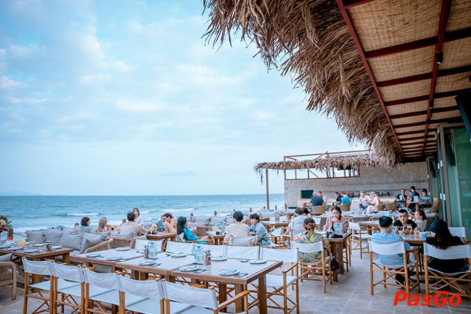 Nhắm mắt tưởng tượng ngồi sát bờ biển, trên tay một ly bia thủ công thơm ngon, nghe tiếng sóng vỗ rì rào và cảm nhận làn gió biển thổi qua khuôn mặt