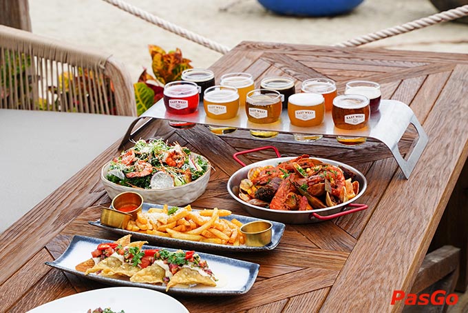 Tận hưởng làn gió biển tại East West Đà Nẵng cùng chầu hải sản tươi ngon, với ly bia thủ công thì không còn gì bằng