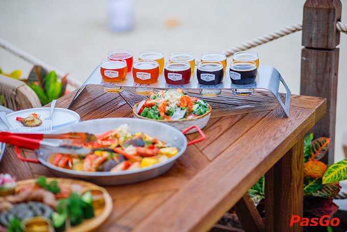 Tận hưởng làn gió biển tại East West Đà Nẵng cùng chầu hải sản tươi ngon, với ly bia thủ công thì không còn gì bằng