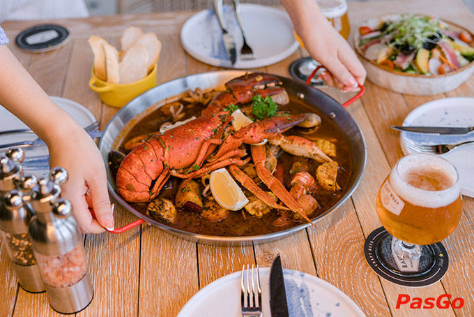 Dù hải sản tươi hay món ăn xông khói thì chắc chắn trải nghiệm bia thủ công của bạn sẽ được nâng tầm