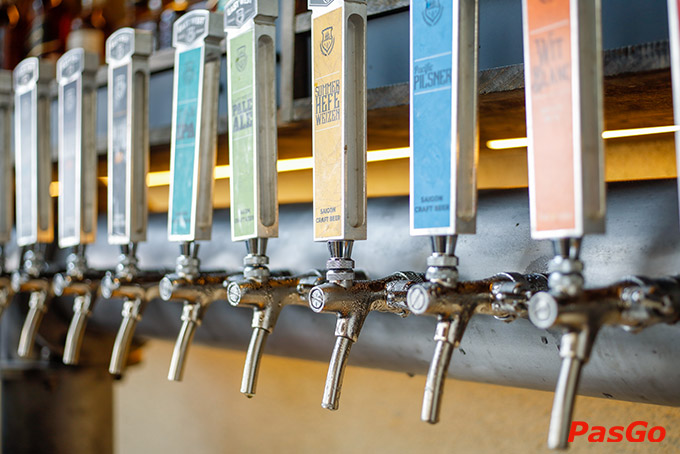 Không gian sang trọng ngay từ mặt tiền của nhà hàng East West Brewing Co. Võ Nguyên Giáp