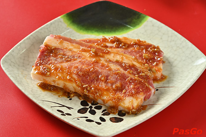 Vô số các món thịt bò, thịt gà, heo, hải sản khác được tẩm ướp hương vị thơm ngon