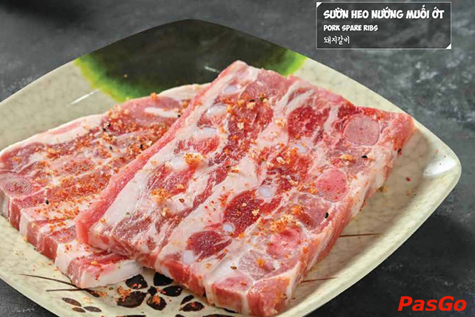 Vô số các món thịt bò, thịt gà, heo, hải sản khác được tẩm ướp hương vị thơm ngon