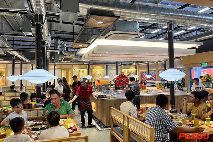 Những chiếc bàn nhỏ gọn, tối giản vừa đầy đủ đồ dùng nằm giữa không gian ấm áp kèm với những món nướng hấp dẫn