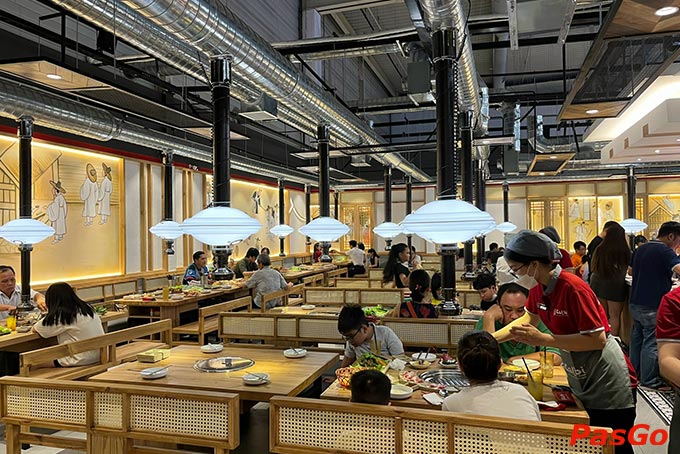 Những chiếc bàn nhỏ gọn, tối giản vừa đầy đủ đồ dùng nằm giữa không gian ấm áp kèm với những món nướng hấp dẫn