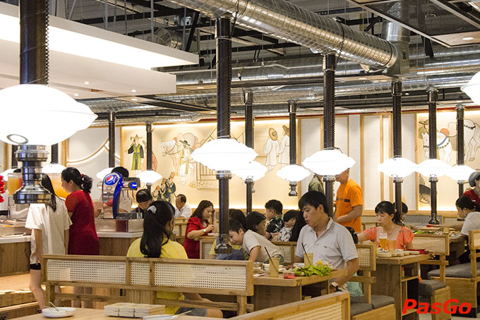 Thiết kế không gian mở rộng rãi của Galbi House với nhiều dãy bàn lớn hơn phù hợp cho gia đình hội nhóm