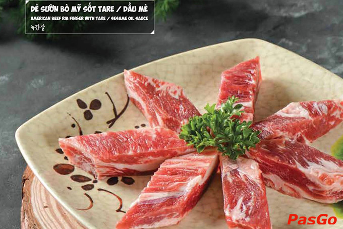 Vô số các món thịt bò, thịt gà, heo, hải sản khác được tẩm ướp hương vị thơm ngon