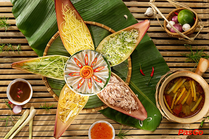 Thực đơn tại nhà hàng khá đa dạng, từ nguyên liệu hải sản phong phú đến cách chế biến công phu
